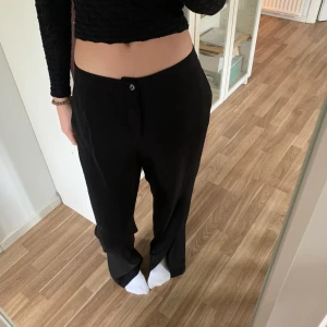 Lågmidjade kostymbyxor - Svarta lågmidjade kostymbyxor köpta på sellpy i storlek s. Jättebra skick❤️‍🔥❤️‍🔥🙌🤩