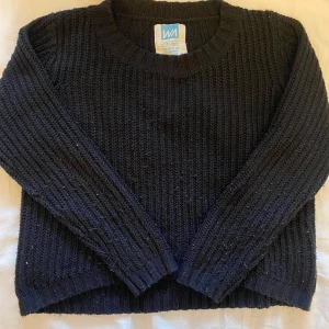 Stickad tröja - Säljer denna korta stickade tröjan. Står ingen storlek men skulle säga att den passar XXS/XS då den är ganska kort och tight i ärmarna. Ganska nopprig. Kontakta mig privat för frågor eller fler bilder. Köparen står för frakten. Betalning sker via swish.