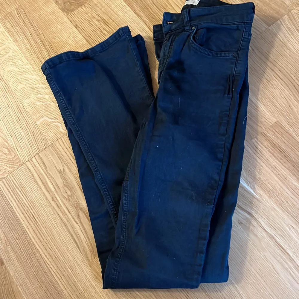 Svarta jeans utsvängda från Gina tricot Dem är använda men går att använda mer . Jeans & Byxor.