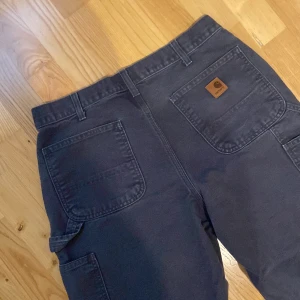 00s Carhartt Carpenter - Gråa Carhartt carpenter pants i size 34 x 34. Knappt använd med inga hål eller fläckar. Mått kan lösas vid intresse