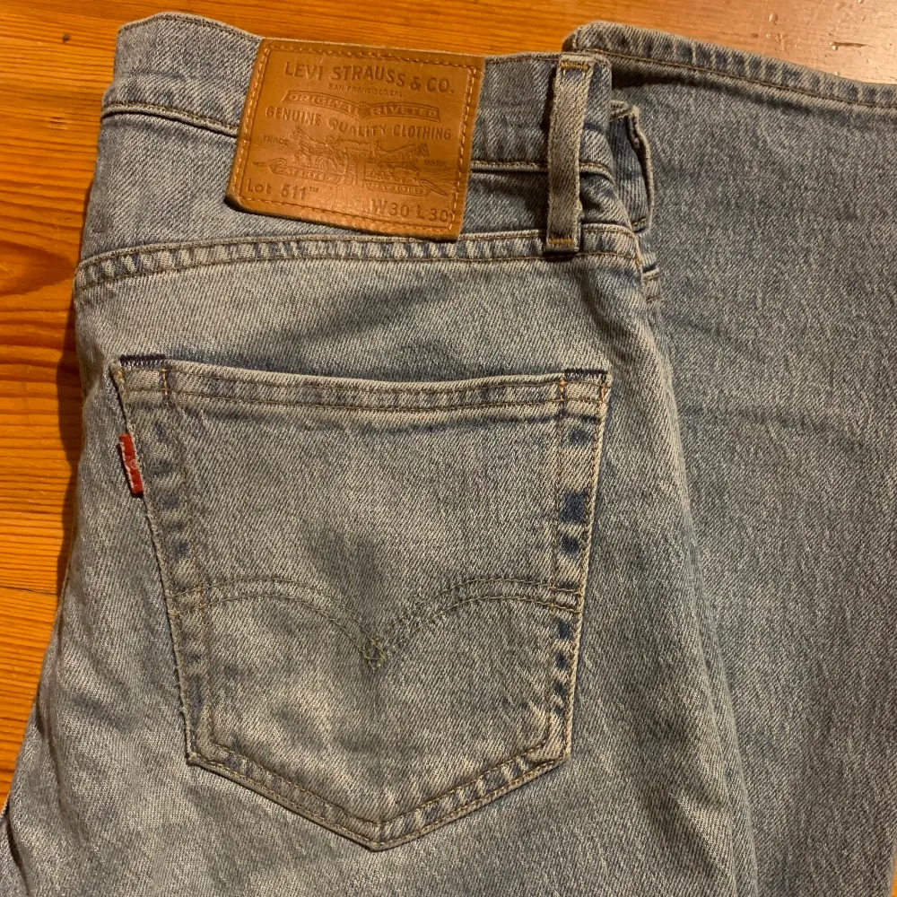 Säljer min pojkväns Levis jeans på grund av att han fick köpa nya i större storlek, de har blivit för små tyvärr. Annars är den felfri, inga hål eller så, använd bara ibland och därför ser den ut som ny. 🥰 Lite ”bagy” stil, skisnygga. Modellen 511.  Kan både fraktas och mötas upp☺️. Jeans & Byxor.