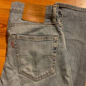 Säljer min pojkväns Levis jeans på grund av att han fick köpa nya i större storlek, de har blivit för små tyvärr. Annars är den felfri, inga hål eller så, använd bara ibland och därför ser den ut som ny. 🥰 Lite ”bagy” stil, skisnygga. Modellen 511.  Kan både fraktas och mötas upp☺️
