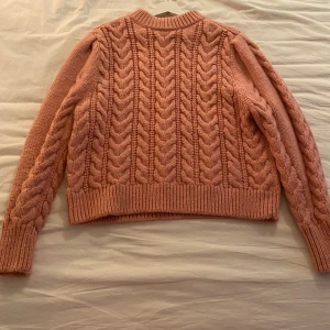 Rosa stickad tröja  - Rosa kabelstickad tröja från Zara. Väldigt varm och mysig samt sparsamt använd 💗