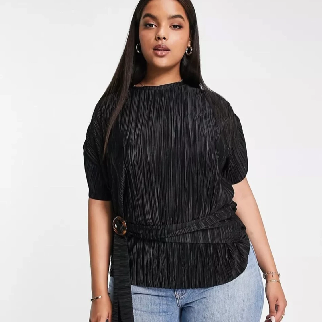 Oanvänd svart plisserad topp med spänne 