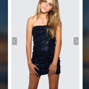 Meet me there - En superfin klänning perfekt till nyår✨💫. Perfekt till fest och nyår! Anledningen till att jag säljer är att den inte kommer till användning(aldrig använd)💙Klänningen är i storleken s/m(modellen bär storleken s/m💗köpte klänningen för 450kr+dyr frakt