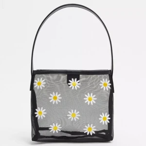 Monki väska med blommor - Väska från Monki. Använd fåtal gånger. Säljer även matchande skor. Jag samfraktar självklart för att få ner fraktkostnaderna vid köp av flera av mina saker.   Fler bilder finns, skriv ifall frågor! 😊