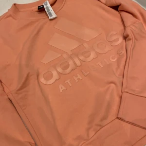 Adidas tröja  - Säljer denna adidas tröja för 400kr. Aldrig använd 