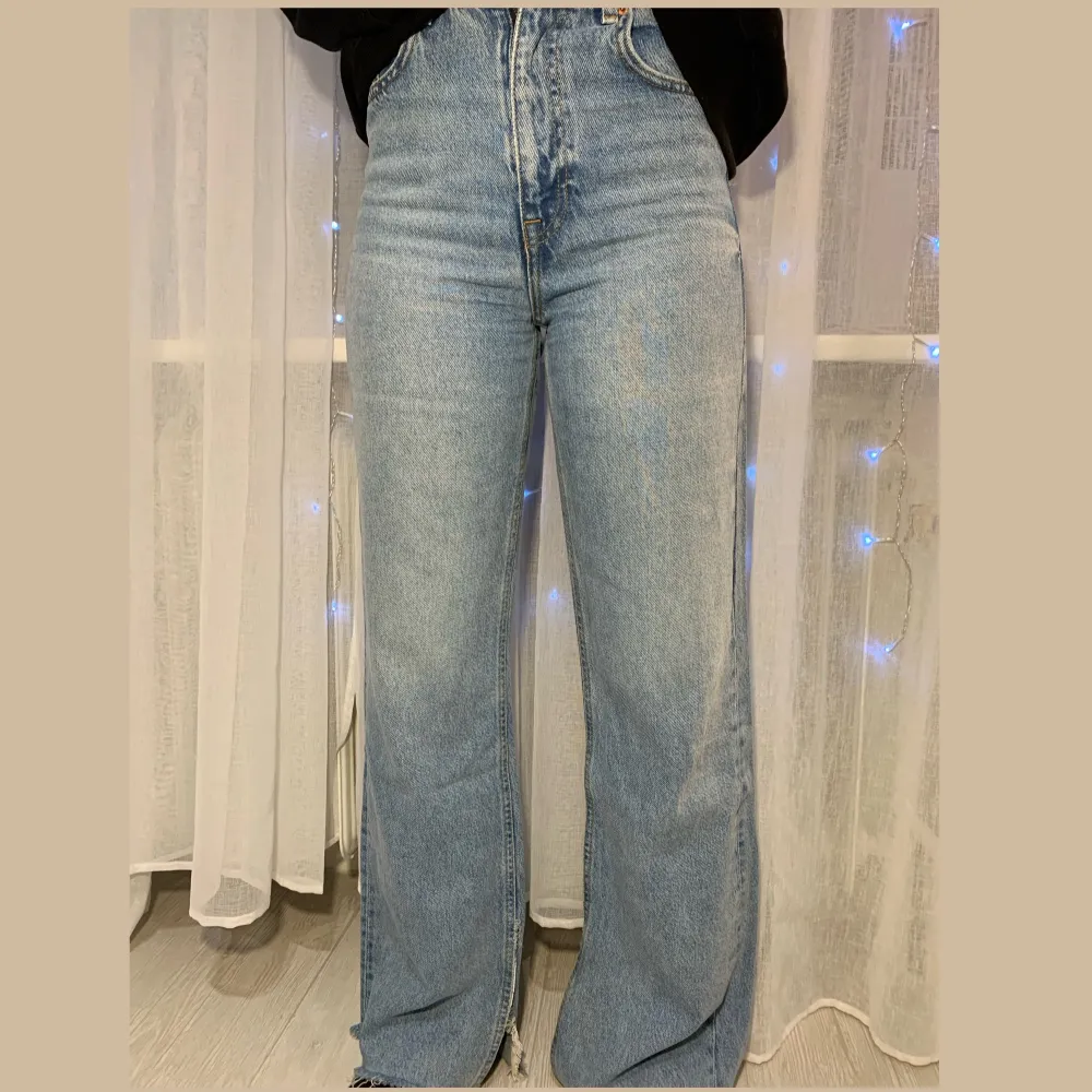 ZARA jeans.  Modellen är 168 cm  . Jeans & Byxor.
