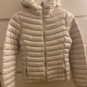 Dunjacka - Vit dunjacka ifrån Everest men liknar peak performance. Varm och perfekt till vintern🥰
