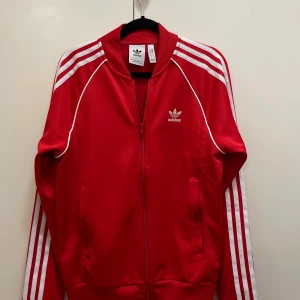Adidas tracktop - Säljer min adidas tracktop, väldigt bra skick, använd endast ett fåtal gånger, storlek s. Köparen betalar för frakten. Nypris: 800kr