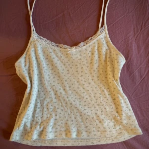 Brandy Melville top  - En jättefin brandy Melville top som inte kommer till användning! 💕Frakten ligger på 45kr <33