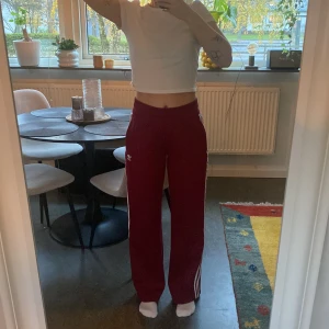 Byxor Adidas - Byxor från Adidas i storlek S! Använda fåtal gånger så de är i nyskick! Säljs så de inte kommer till användning 