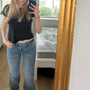 H&M lågmidjade byxor  - Blåa lågmidjade byxor från H&M!! Super snygga 💖, byxorna är storlek 38 och är i super bra skick!! Säljer pga att de är för stora. 💞 Köpte för 249kr, säljer för 199kr!! 💖