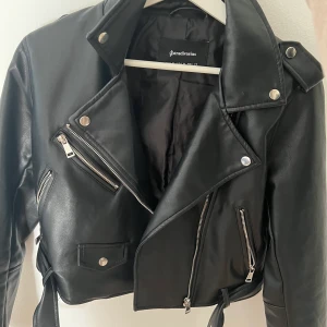 Svart skinnjacka  - Str.M men sitter bra på S med!  Bara att höra av dig om du har någon fråga💕