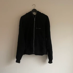 Zip up hoodie - Säljer min unknown london zip up hoddie😍 Skick 9/10 använd ett fåtal gånger. Den är oversized och är i storlek Small🤙🏻