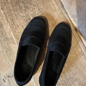 Loafers mocka storlek 36  - K. Cobler  Loafers i mocka .  Storlek 36  Nya 