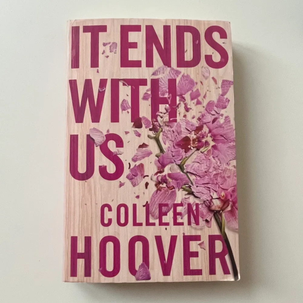 Säljer denna populära bok ”it ends with us” skriven av Colleen Hoover🫶. Övrigt.