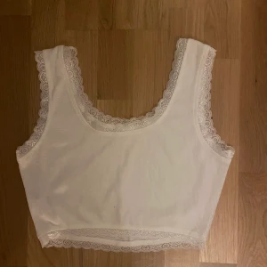 Spetslinne - Jättefint spetslinne i storlek xs! Skulle dock säga den är mer i S eftersom det är lite stort för mig även därför jag säljer. Helt oanvänd!