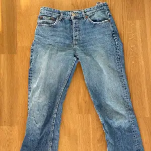 Säljer ett par mörkblå low waist jeans från zara i storlek 36. Köpte dom på Plick i Januari men kan inte ha dom längre för dom är för små. Kan mötas upp i Stockholm eller frakta 