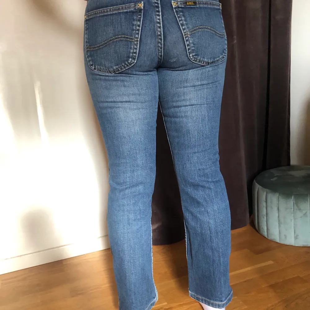 Jeans i utmärkt skick, de är från lee desoto. Köpt för 5 år sedan har liten slitning på högra sidan av baken men annars i toppen skick!. Jeans & Byxor.
