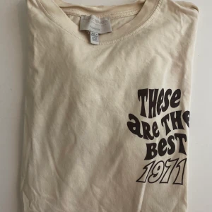 T-shirt pull and bear - jätte fin t shirt från pull and bear! Aldrig använt🫶nypris cirka 300 kr! Lite oversized på mig som är 163. Strl Xs men passar Xs-M !