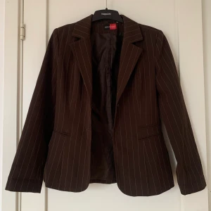 Brun kavaj - Säljer min mörkbruna kavaj med tunna ränder. Superfin och passar till allt! Är lite osäker på storleken, men skulle säga S/M. Köparen står för frakt💘