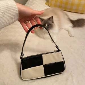 Retro väska - ASOS  - Retro väska ifrån ASOS, i Svart/Vitt-rutigt mönster. 