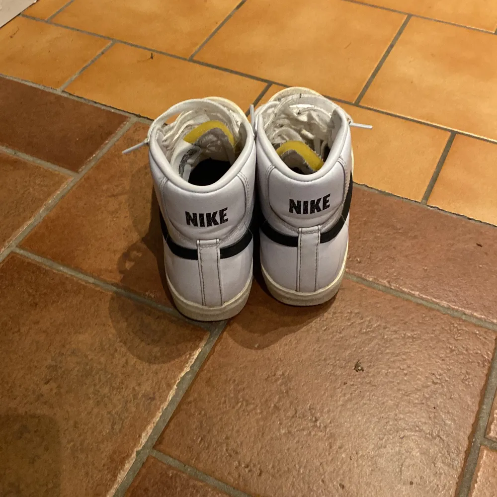 Snygga Retro liknande skor från Nike (blazers). Inte använda så mycket, och ska rengöras innan leverans. Storlek 38 men passar 37-38 då dem är smala❤️💞. Skor.