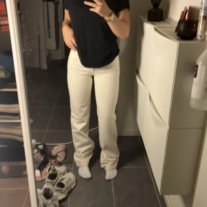 Jeans - Helt nya byxor, aldrig använda.  Beiga och jättesköna. Kostade mig 700kr på carlings. Sitter jätte skönt och kramar om midjan helt fantastiskt. 