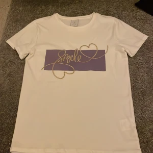 Vit t-shirt  - Säljer denna t-shirt från ”The new” då den inte kommer till användning, använd 2 gånger så i fint skick. Storlek 15/16 så kanske en XS/S. Köparen står för frakten 💞