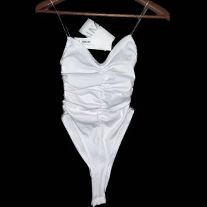 Body - Vit body från Zara i storlek S. Aldrig använt med prislapp <3   Ordinarie pris: 169 kr