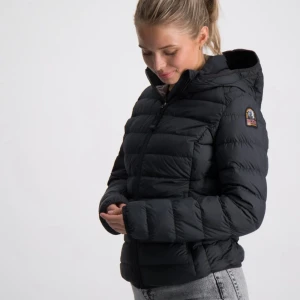 Parajumper jacka - Säljer nu min parajumper som knappt har kommit till användning. Den är i nyskick, den är köpt från Jhonells för 3499kr och är den största storleken av barmodellen som är 16år. Jag har 36/s i jackor och denna passar bra. + FRAKT