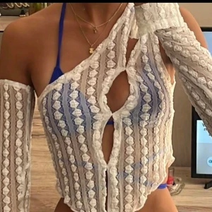 VITT DETALJERAD TOPP - Hallåj! Säljer denna sååå snygga tröjan i vitt tunnare material som är skit snygg till y2k stilen😫 Funksr till lowwaist och baggy byx grejor mest men kan såklart stylas hur man vill🫶🏻 Storlek XS/S!! Hör av er!💞