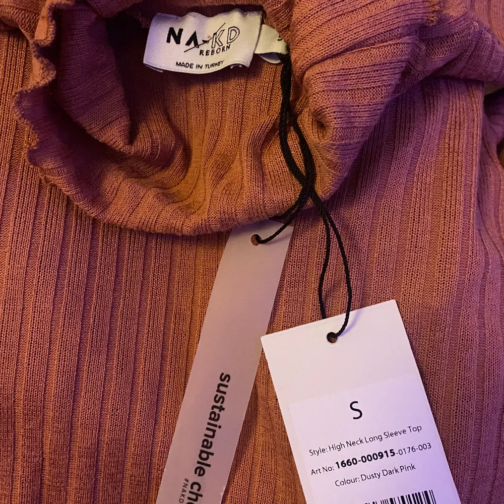 En tröja från NA-KD som är helt oanvänd och har lappen kvar i storlek S. är själv 175 och brukar ha S-M. Perfekt polotröja till hösten.💕😁. Tröjor & Koftor.