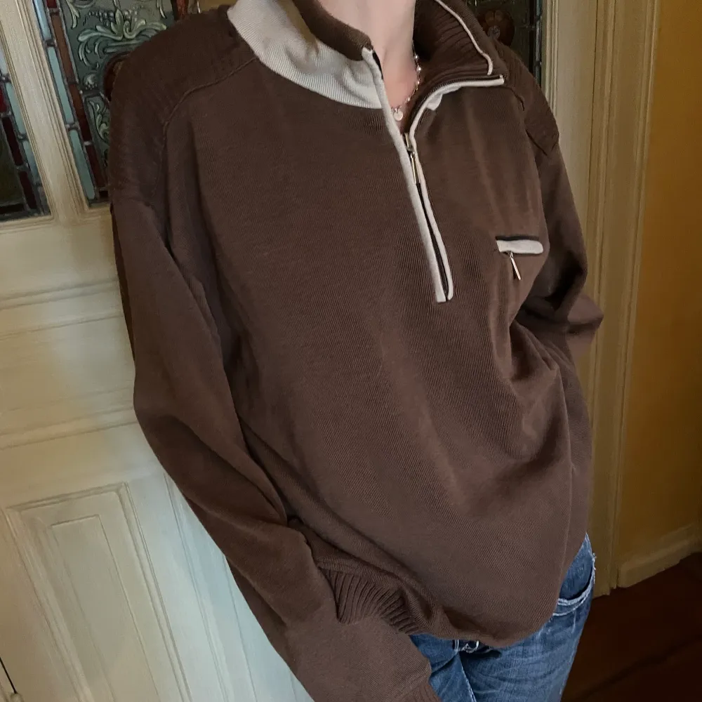 Brun vintage half-zip hoodie. ”Modellen” har vanligtvis XS. Hoodies.