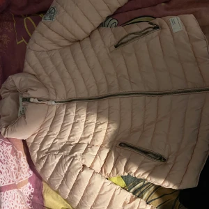 Odd Molly jacka  - En rosa kort Odd Molly jacka perfekt för hösten, vintern men även början av våren. Jackan köptes på 2000 kr beroende på att den är äkta men säljs här för mycket billigare!