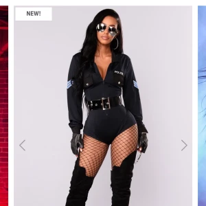 Halloweendräkt - Perfekt utklädnad till halloween eller annat tillfälle! Snygg polisdräkt med bälte, använd en gång. Har även en svart polishatt om man vill köpa med den, (orginalpris 99kr). Storlek S. Bud från 300 🥰