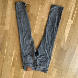 Levi’s straight leg jeans - Näst intill nya Levis jeans som jag köpt för 1500kr. Anledningen till att jag vill sälja dem är för att de inte riktigt är min stil.  I gott som nyskick