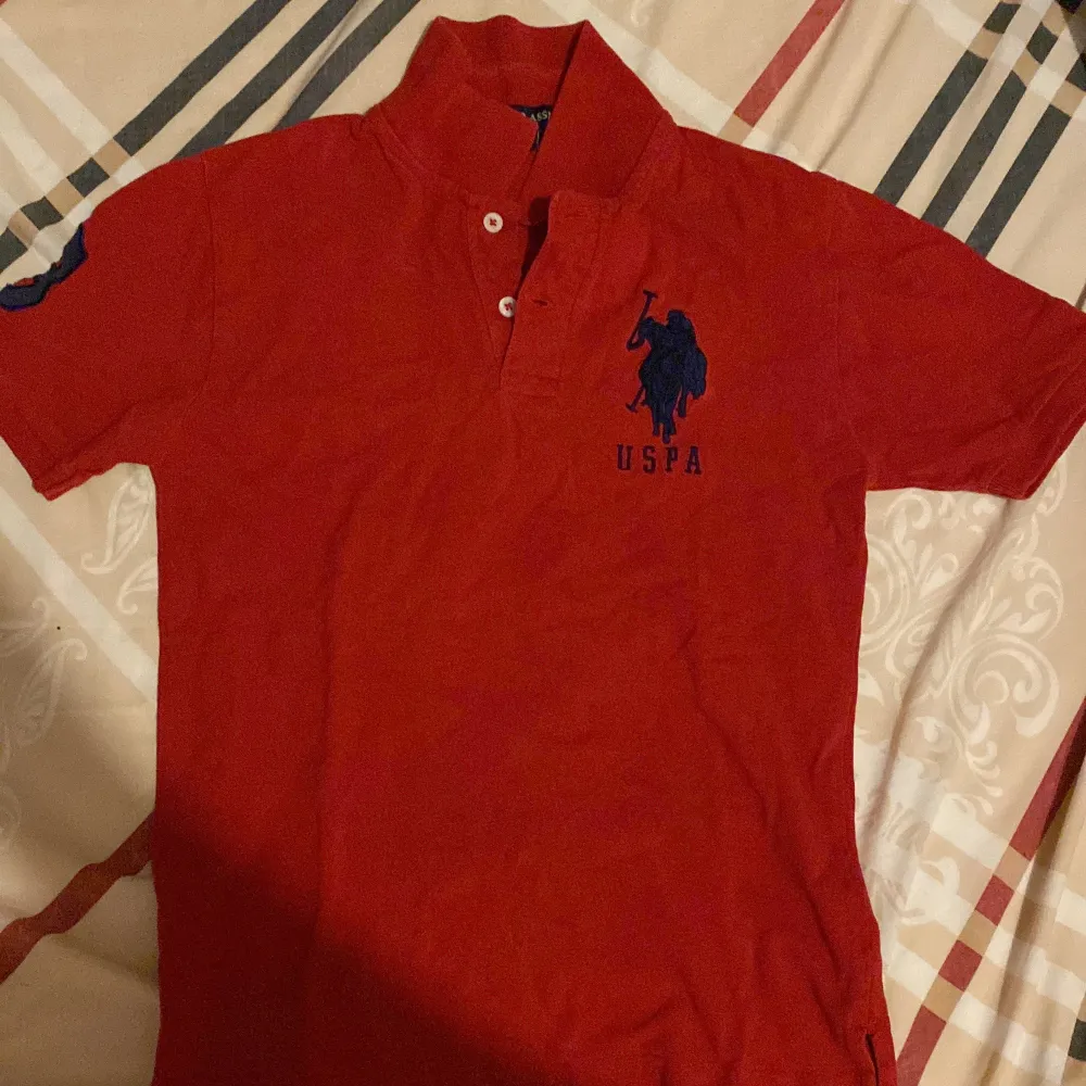 Polo T-shirt helt ny, säljs på grund av att den aldrig kom till användning. Storlek L men fungerar snarare som ett S eller M. T-shirts.