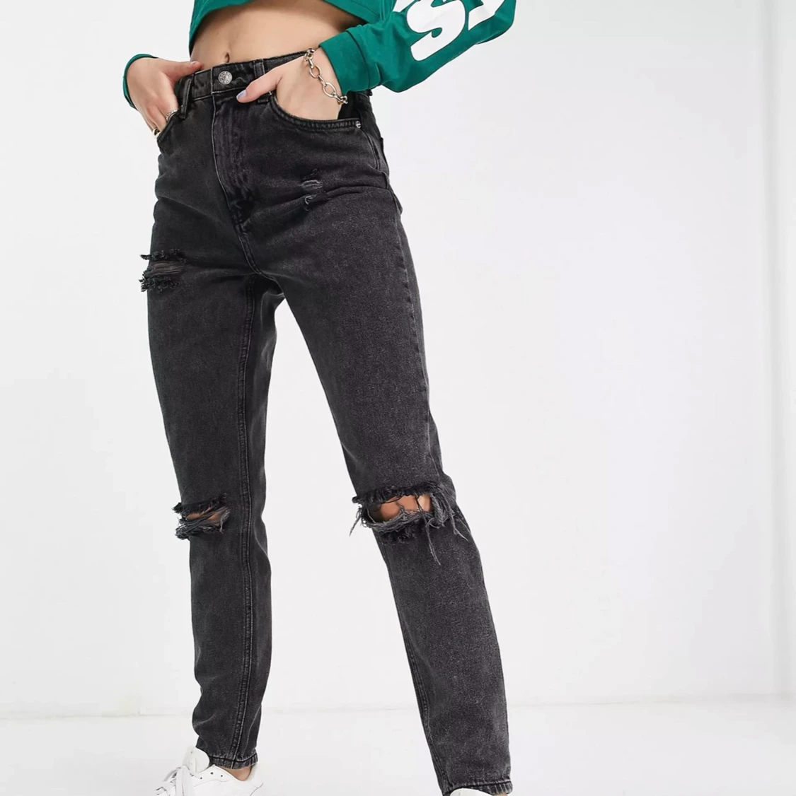 NA-KD – Grå raka jeans med slitna detaljer - 90