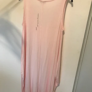 Ajlajk klänning  - Fin rosa klänning från Ajlajk i härlig mjuk trikå. Nyskick, stl L  Frakt betalas av köparen.