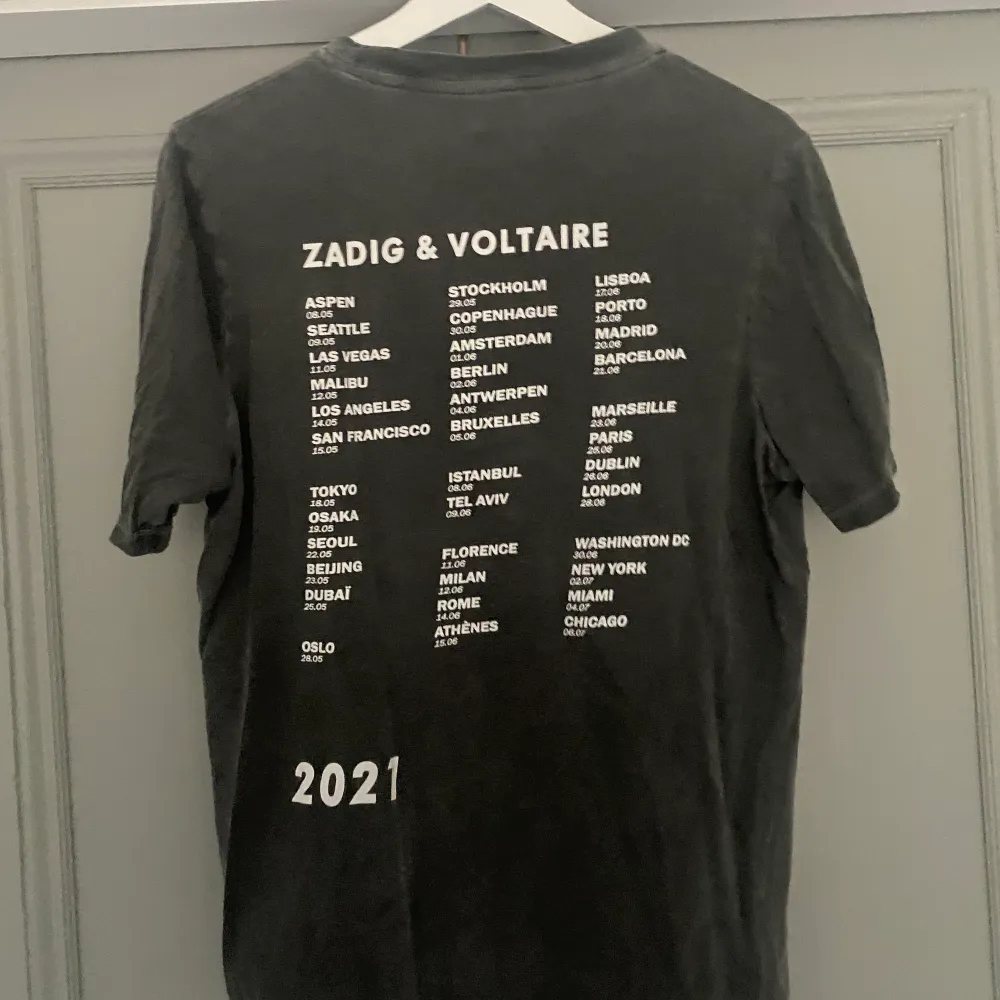 Säljer denna fina Zadig&voltaire T-shirt. Den är i bra skick och köpt för nästan 1 år sedan. Skulle säga att den passet s-m beroende på hur man vill att den ska sitta. . T-shirts.