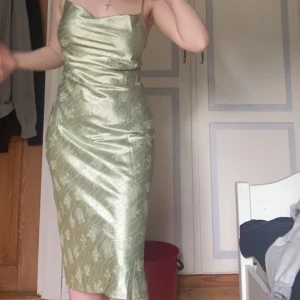 Silkes klänning - Klänning från Urban Outfitters. Helt oanvänd. Ny pris: 550kr 