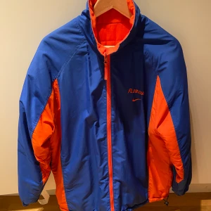 Nike retro jacka - Snygg retro jacka från Nike. Mycket bra skick. Vändbar.  Kan mötas upp i Uppsala! 🌷