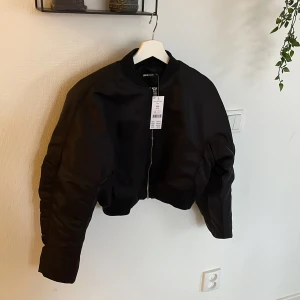 Bomberjacka ginatricot  - Storlek XS, passar även en S, den är större i storleken. Nypris 599:- säljer den för 180:- (hittar inte kvittot) inköpt för bara 1 vecka sen och har bara provat den! 