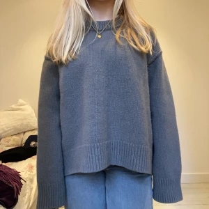 Stickad tröja H&M - Såå fin tröja i ull och kashmir från H&M, köpt på plick men aldrig använd av mig 💞 storlek M men passar bra på mig som är xs/s 🤎 brun/grå/grön färg! Direktpris 460💞 Möts upp på Östermalm eller fraktar! 🖤