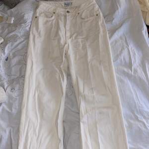Snygga vita jeans från nakd