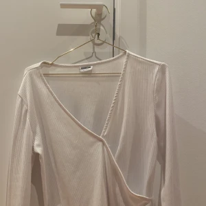 Vit långärmad tröja  - Super fin tröja, köpt här på Plick men tyvärr lite för stor för mig. Har satt en säkerhets nål får för att den ska passa lite bättre. Men går att ta bort. 🫶🏼🫶🏼