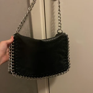 Tiamo väska - Super fin tiamo väska som jag gjort om från långt band till kort som en ”handväska” säljer då jag inte änvöder längre! Mellan stor!  Säljer för 200kr köpt för 600kr