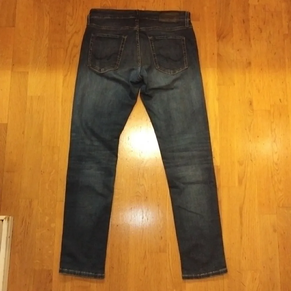 Mörk grå Jeans från jack & Jones. Litet använda och passar inte längre så säljer vidare. Tidigare pris var 900kr.. Jeans & Byxor.